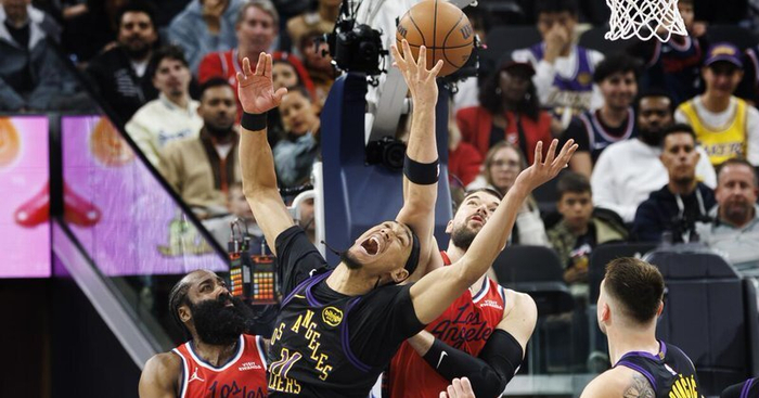 开云体育服务-转折点洛杉矶湖人防线松动,NBA总决赛国际比赛日攻防权衡,气氛紧张,年轻球员得到机会的简单介绍